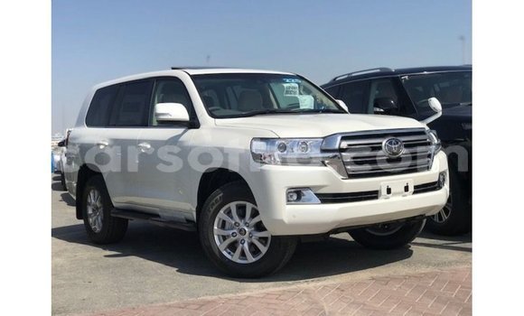 Sayi Imported Toyota Land Cruiser White Mota in Import - Dubai a Maseru Sayi Imported Toyota Land Cruiser White Mota in Import - Dubai a Maseru