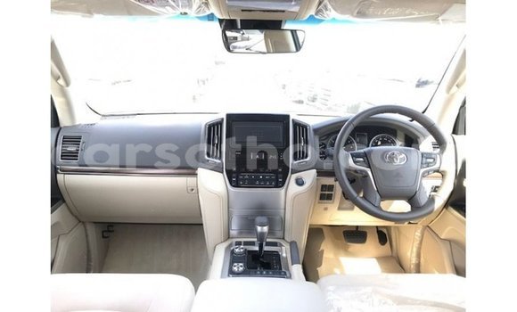 Sayi Imported Toyota Land Cruiser White Mota in Import - Dubai a Maseru Sayi Imported Toyota Land Cruiser White Mota in Import - Dubai a Maseru