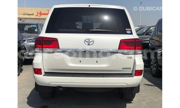 Sayi Imported Toyota Land Cruiser White Mota in Import - Dubai a Maseru Sayi Imported Toyota Land Cruiser White Mota in Import - Dubai a Maseru