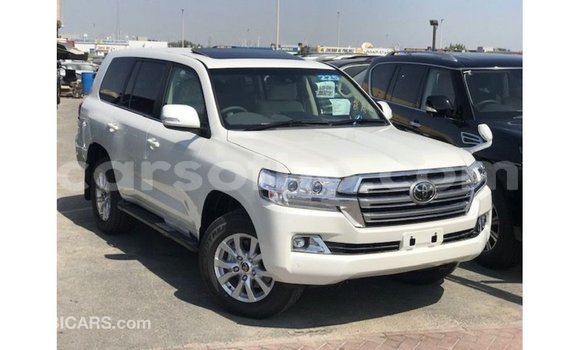 Sayi Imported Toyota Land Cruiser White Mota in Import - Dubai a Maseru Sayi Imported Toyota Land Cruiser White Mota in Import - Dubai a Maseru