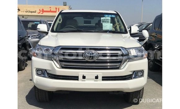Sayi Imported Toyota Land Cruiser White Mota in Import - Dubai a Maseru Sayi Imported Toyota Land Cruiser White Mota in Import - Dubai a Maseru