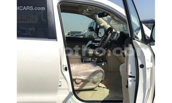 Sayi Imported Toyota Land Cruiser White Mota in Import - Dubai a Maseru Sayi Imported Toyota Land Cruiser White Mota in Import - Dubai a Maseru