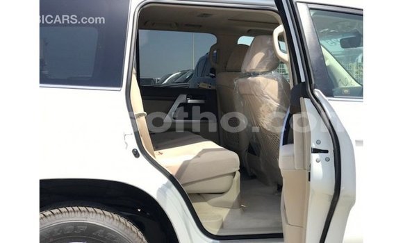 Sayi Imported Toyota Land Cruiser White Mota in Import - Dubai a Maseru Sayi Imported Toyota Land Cruiser White Mota in Import - Dubai a Maseru