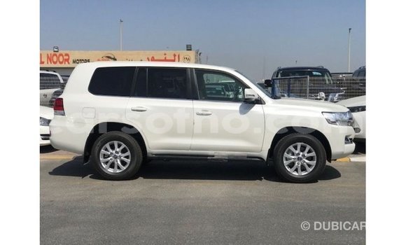 Sayi Imported Toyota Land Cruiser White Mota in Import - Dubai a Maseru Sayi Imported Toyota Land Cruiser White Mota in Import - Dubai a Maseru