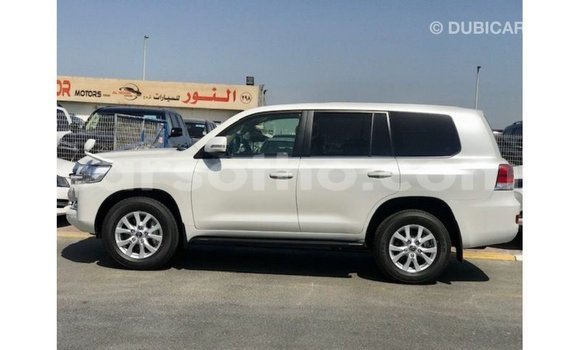 Sayi Imported Toyota Land Cruiser White Mota in Import - Dubai a Maseru Sayi Imported Toyota Land Cruiser White Mota in Import - Dubai a Maseru