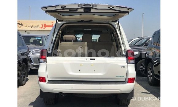 Sayi Imported Toyota Land Cruiser White Mota in Import - Dubai a Maseru Sayi Imported Toyota Land Cruiser White Mota in Import - Dubai a Maseru