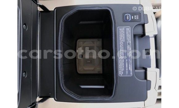 Sayi Imported Toyota Land Cruiser White Mota in Import - Dubai a Maseru Sayi Imported Toyota Land Cruiser White Mota in Import - Dubai a Maseru