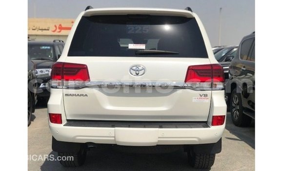 Sayi Imported Toyota Land Cruiser White Mota in Import - Dubai a Maseru Sayi Imported Toyota Land Cruiser White Mota in Import - Dubai a Maseru