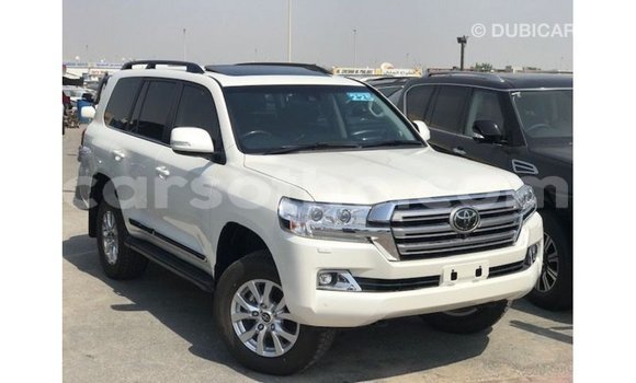 Sayi Imported Toyota Land Cruiser White Mota in Import - Dubai a Maseru Sayi Imported Toyota Land Cruiser White Mota in Import - Dubai a Maseru