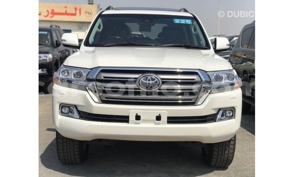 Sayi Imported Toyota Land Cruiser White Mota in Import - Dubai a Maseru Sayi Imported Toyota Land Cruiser White Mota in Import - Dubai a Maseru