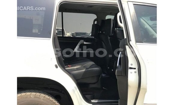 Sayi Imported Toyota Land Cruiser White Mota in Import - Dubai a Maseru Sayi Imported Toyota Land Cruiser White Mota in Import - Dubai a Maseru