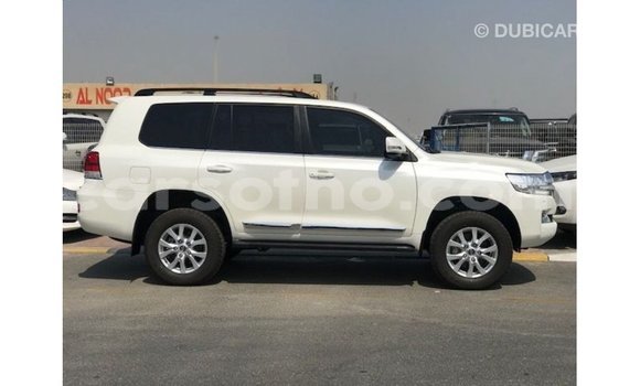 Sayi Imported Toyota Land Cruiser White Mota in Import - Dubai a Maseru Sayi Imported Toyota Land Cruiser White Mota in Import - Dubai a Maseru