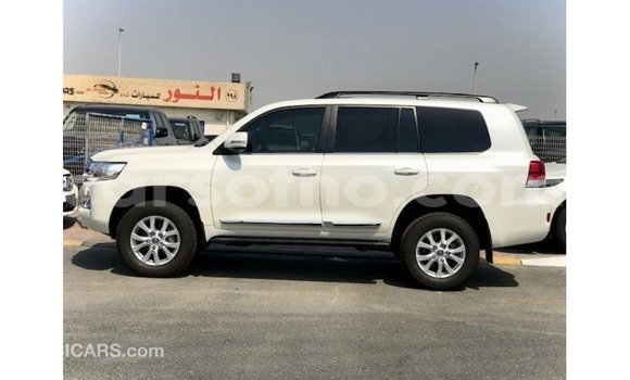 Sayi Imported Toyota Land Cruiser White Mota in Import - Dubai a Maseru Sayi Imported Toyota Land Cruiser White Mota in Import - Dubai a Maseru