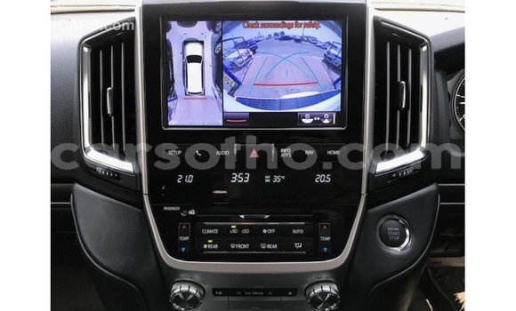 Sayi Imported Toyota Land Cruiser White Mota in Import - Dubai a Maseru Sayi Imported Toyota Land Cruiser White Mota in Import - Dubai a Maseru