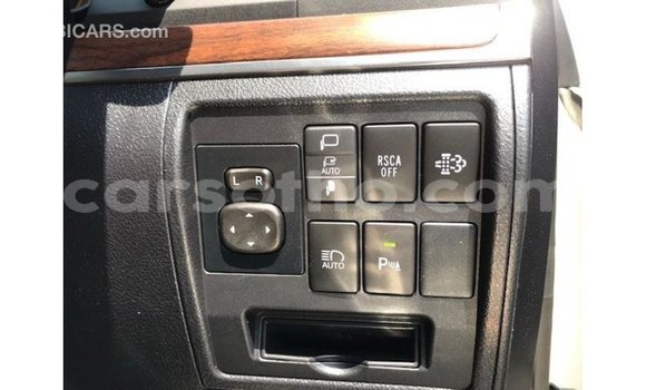 Sayi Imported Toyota Land Cruiser White Mota in Import - Dubai a Maseru Sayi Imported Toyota Land Cruiser White Mota in Import - Dubai a Maseru