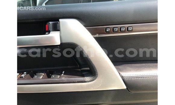 Sayi Imported Toyota Land Cruiser White Mota in Import - Dubai a Maseru Sayi Imported Toyota Land Cruiser White Mota in Import - Dubai a Maseru