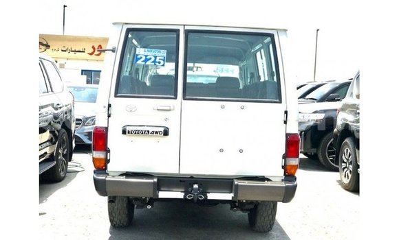 Acheter Import Voiture Toyota Land Cruiser Blanc à Import - Dubai, Maseru Acheter Import Voiture Toyota Land Cruiser Blanc à Import - Dubai, Maseru