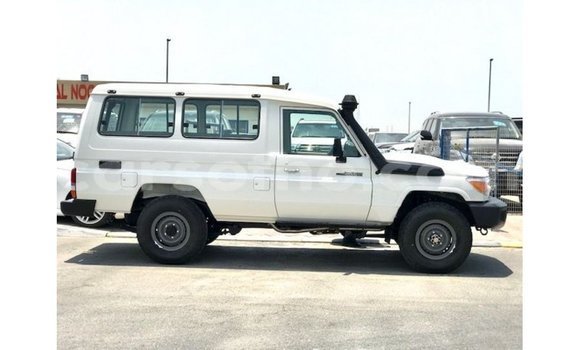 Acheter Import Voiture Toyota Land Cruiser Blanc à Import - Dubai, Maseru Acheter Import Voiture Toyota Land Cruiser Blanc à Import - Dubai, Maseru