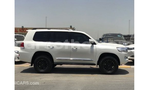 اشتري Imported Toyota Land Cruiser White سيارة في Import - Dubai في Maseru اشتري Imported Toyota Land Cruiser White سيارة في Import - Dubai في Maseru