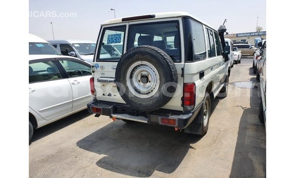 Acheter Import Voiture Toyota Land Cruiser Blanc à Import - Dubai, Maseru Acheter Import Voiture Toyota Land Cruiser Blanc à Import - Dubai, Maseru