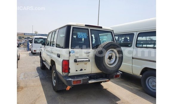 Acheter Import Voiture Toyota Land Cruiser Blanc à Import - Dubai, Maseru Acheter Import Voiture Toyota Land Cruiser Blanc à Import - Dubai, Maseru