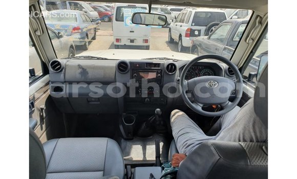 Acheter Import Voiture Toyota Land Cruiser Blanc à Import - Dubai, Maseru Acheter Import Voiture Toyota Land Cruiser Blanc à Import - Dubai, Maseru