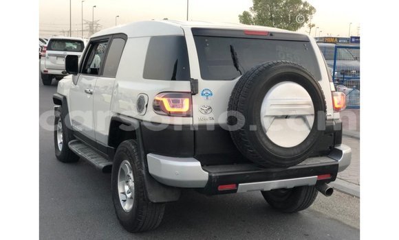 Acheter Import Voiture Toyota FJ Cruiser Blanc à Import - Dubai, Maseru Acheter Import Voiture Toyota FJ Cruiser Blanc à Import - Dubai, Maseru