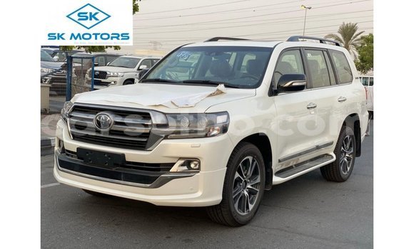 Sayi Imported Toyota Land Cruiser White Mota in Import - Dubai a Maseru Sayi Imported Toyota Land Cruiser White Mota in Import - Dubai a Maseru
