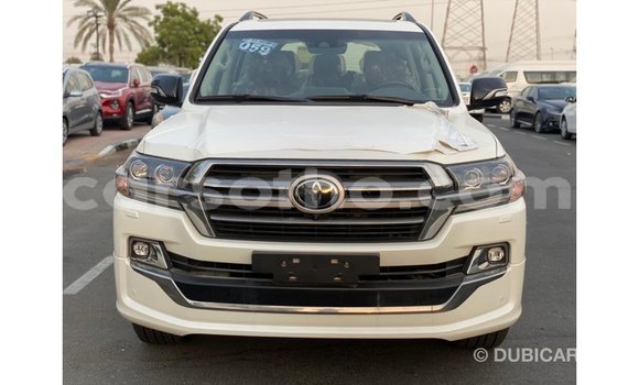 Sayi Imported Toyota Land Cruiser White Mota in Import - Dubai a Maseru Sayi Imported Toyota Land Cruiser White Mota in Import - Dubai a Maseru