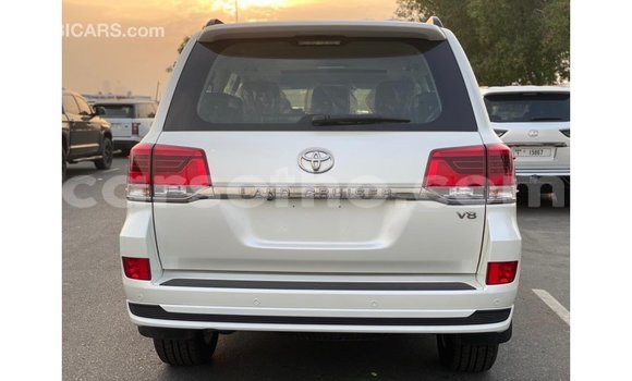 Sayi Imported Toyota Land Cruiser White Mota in Import - Dubai a Maseru Sayi Imported Toyota Land Cruiser White Mota in Import - Dubai a Maseru