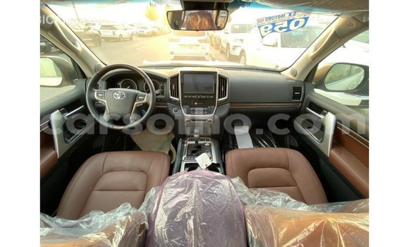 Sayi Imported Toyota Land Cruiser White Mota in Import - Dubai a Maseru Sayi Imported Toyota Land Cruiser White Mota in Import - Dubai a Maseru