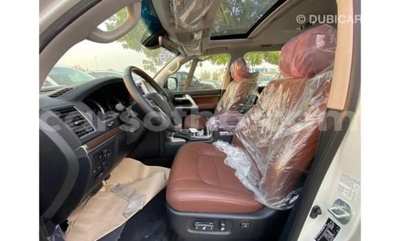 Sayi Imported Toyota Land Cruiser White Mota in Import - Dubai a Maseru Sayi Imported Toyota Land Cruiser White Mota in Import - Dubai a Maseru