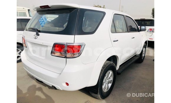 Sayi Imported Toyota Fortuner White Mota in Import - Dubai a Maseru Sayi Imported Toyota Fortuner White Mota in Import - Dubai a Maseru