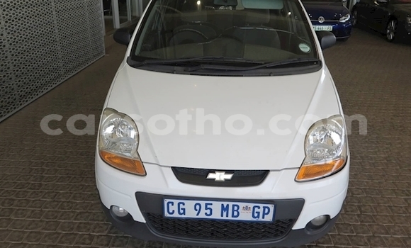 Sayi Na hannu Chevrolet Spark White Mota in Butha Buthe a Butha-Buthe