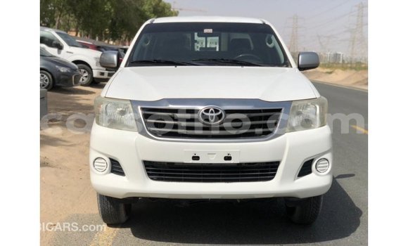 Sayi Imported Toyota Hilux White Mota in Import - Dubai a Maseru Sayi Imported Toyota Hilux White Mota in Import - Dubai a Maseru