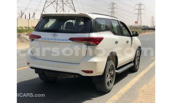 Sayi Imported Toyota Fortuner White Mota in Import - Dubai a Maseru Sayi Imported Toyota Fortuner White Mota in Import - Dubai a Maseru