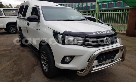 Sayi Na hannu Toyota Hilux White Mota in Butha–Buthe a Thaba-Tseka Sayi Na hannu Toyota Hilux White Mota in Butha–Buthe a Thaba-Tseka