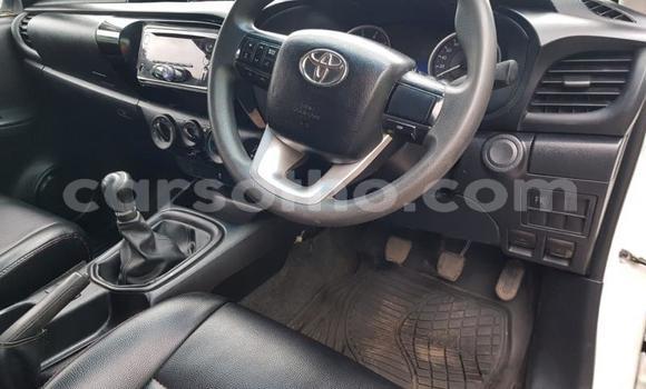 Sayi Na hannu Toyota Hilux White Mota in Butha–Buthe a Thaba-Tseka Sayi Na hannu Toyota Hilux White Mota in Butha–Buthe a Thaba-Tseka