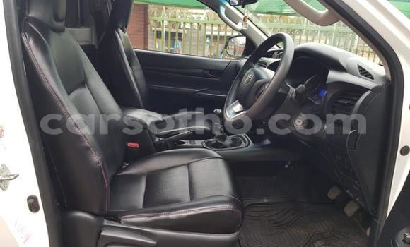 Sayi Na hannu Toyota Hilux White Mota in Butha–Buthe a Thaba-Tseka Sayi Na hannu Toyota Hilux White Mota in Butha–Buthe a Thaba-Tseka