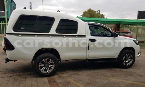 Sayi Na hannu Toyota Hilux White Mota in Butha–Buthe a Thaba-Tseka Sayi Na hannu Toyota Hilux White Mota in Butha–Buthe a Thaba-Tseka