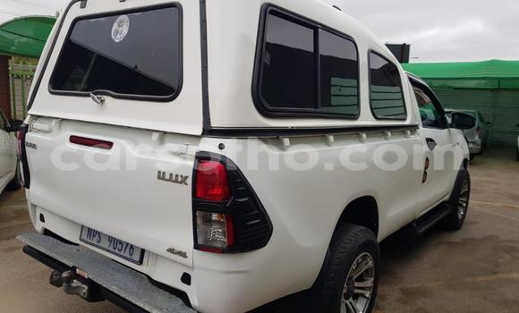 Sayi Na hannu Toyota Hilux White Mota in Butha–Buthe a Thaba-Tseka Sayi Na hannu Toyota Hilux White Mota in Butha–Buthe a Thaba-Tseka