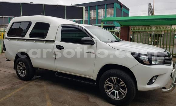 Sayi Na hannu Toyota Hilux White Mota in Butha–Buthe a Thaba-Tseka Sayi Na hannu Toyota Hilux White Mota in Butha–Buthe a Thaba-Tseka