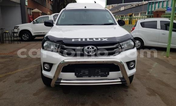 Sayi Na hannu Toyota Hilux White Mota in Butha–Buthe a Thaba-Tseka Sayi Na hannu Toyota Hilux White Mota in Butha–Buthe a Thaba-Tseka