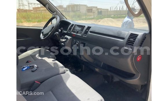 Sayi Imported Toyota Hiace White Mota in Import - Dubai a Maseru Sayi Imported Toyota Hiace White Mota in Import - Dubai a Maseru
