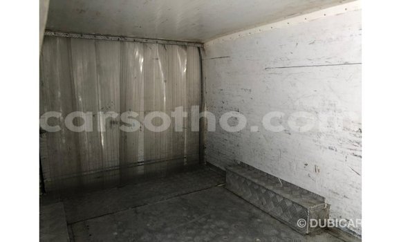 Sayi Imported Toyota Hiace White Mota in Import - Dubai a Maseru Sayi Imported Toyota Hiace White Mota in Import - Dubai a Maseru