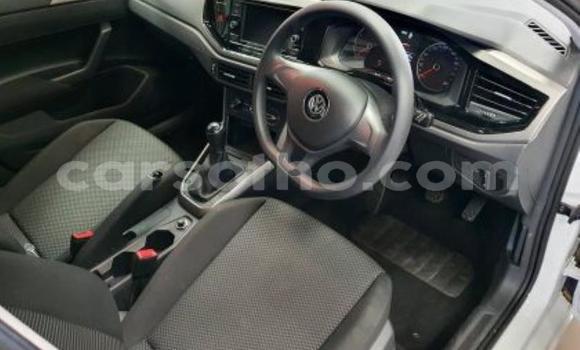 Sayi Na hannu Volkswagen Polo White Mota in Import - Dubai a Maseru Sayi Na hannu Volkswagen Polo White Mota in Import - Dubai a Maseru