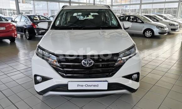 Sayi Na hannu Toyota Rush White Mota in Import - Dubai a Maseru Sayi Na hannu Toyota Rush White Mota in Import - Dubai a Maseru