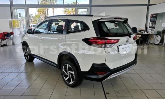 Sayi Na hannu Toyota Rush White Mota in Import - Dubai a Maseru Sayi Na hannu Toyota Rush White Mota in Import - Dubai a Maseru