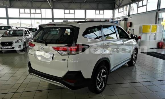 Sayi Na hannu Toyota Rush White Mota in Import - Dubai a Maseru Sayi Na hannu Toyota Rush White Mota in Import - Dubai a Maseru