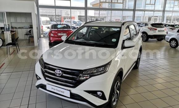 Sayi Na hannu Toyota Rush White Mota in Import - Dubai a Maseru Sayi Na hannu Toyota Rush White Mota in Import - Dubai a Maseru